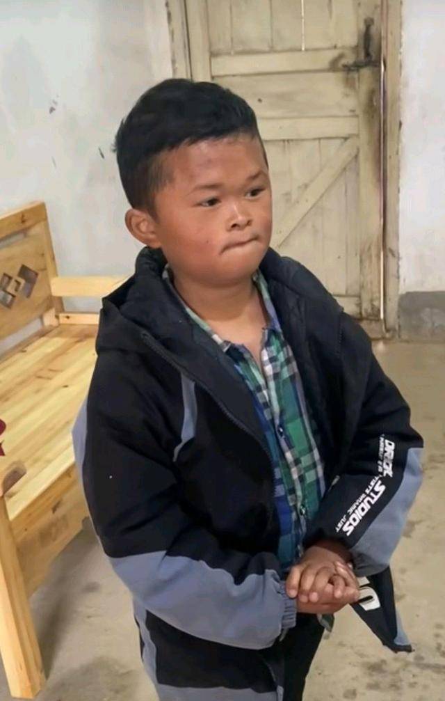 原创网红小马云回村变化大穿着干净整洁帮父亲干活学习写字很认真