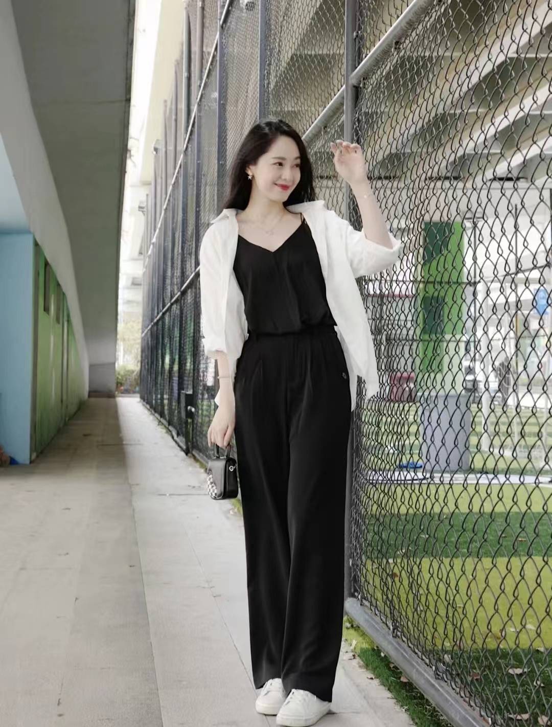 原创夏天女人穿阔腿裤搭配什么鞋子和上衣好看