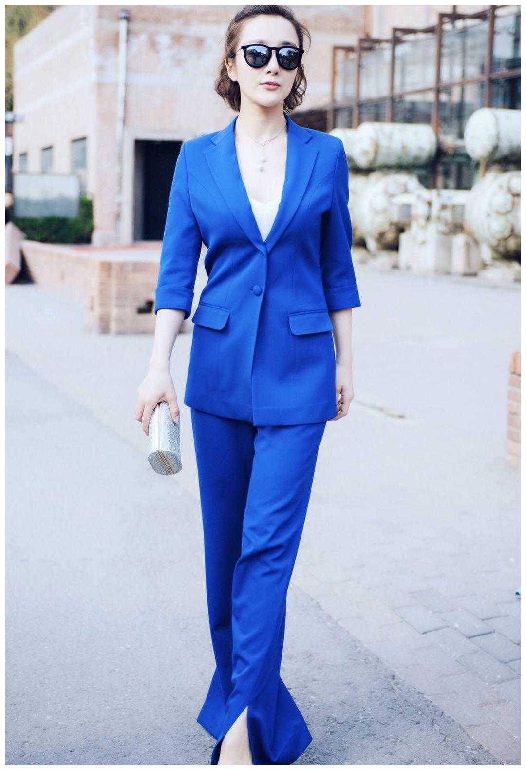 原创李依晓美得一点不低调扎马尾辫搭配卫衣牛仔裤走机场美腻了