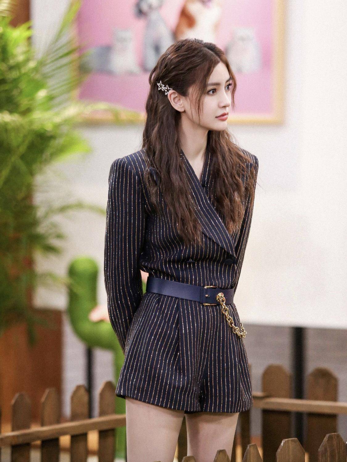 angelababy的气质真绝了,西装造型又酷又飒,为她疯狂打call