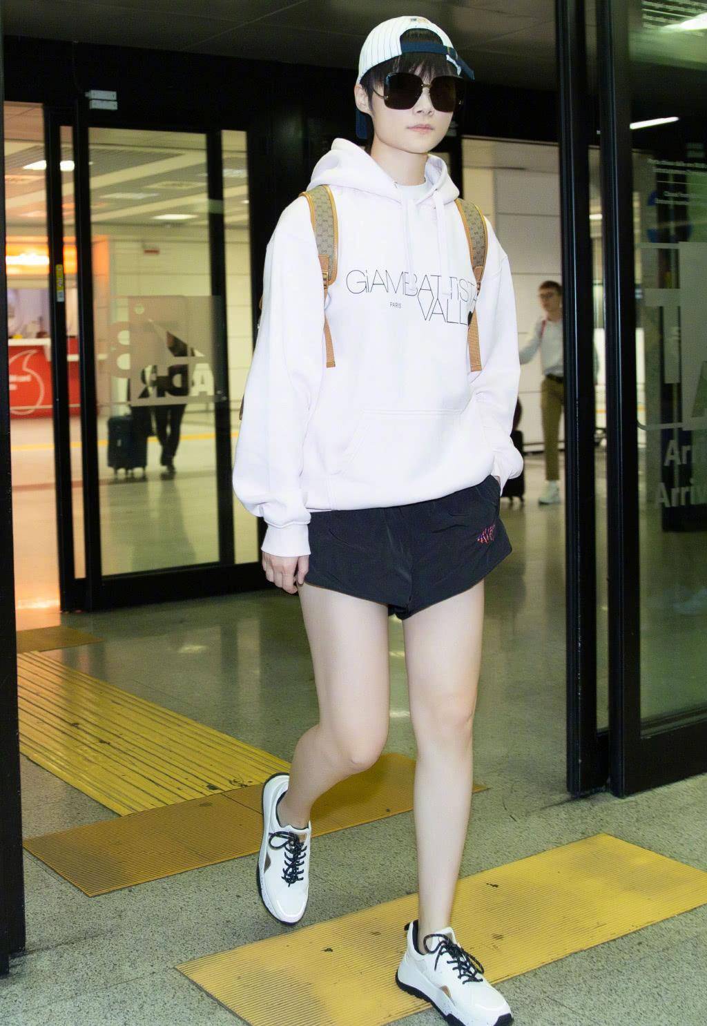 原创李宇春腿长敢穿仗着瘦超短裤偏穿小号175身材看呆谢霆锋