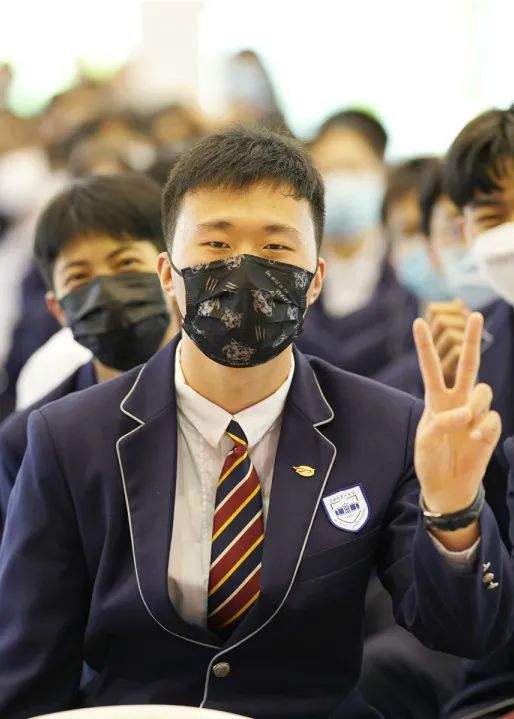 一中金色的校徽78第一次在西装校服的下面配上了锃亮的黑皮鞋78