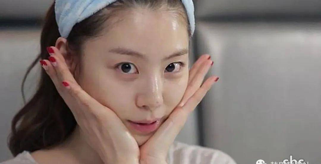 朴秀珍也会在美妆节目中公开素颜,白亮剔透的好皮肤令观众非常羡慕.