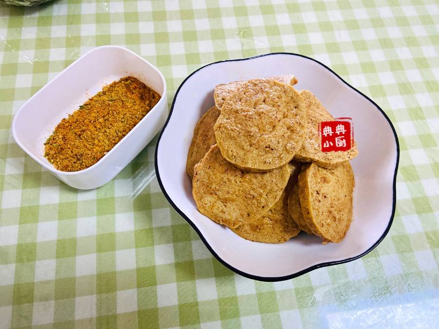 素鸡以百叶(有些地区也叫千张)作主料,卷成圆棍形,捆紧煮熟,切片过油