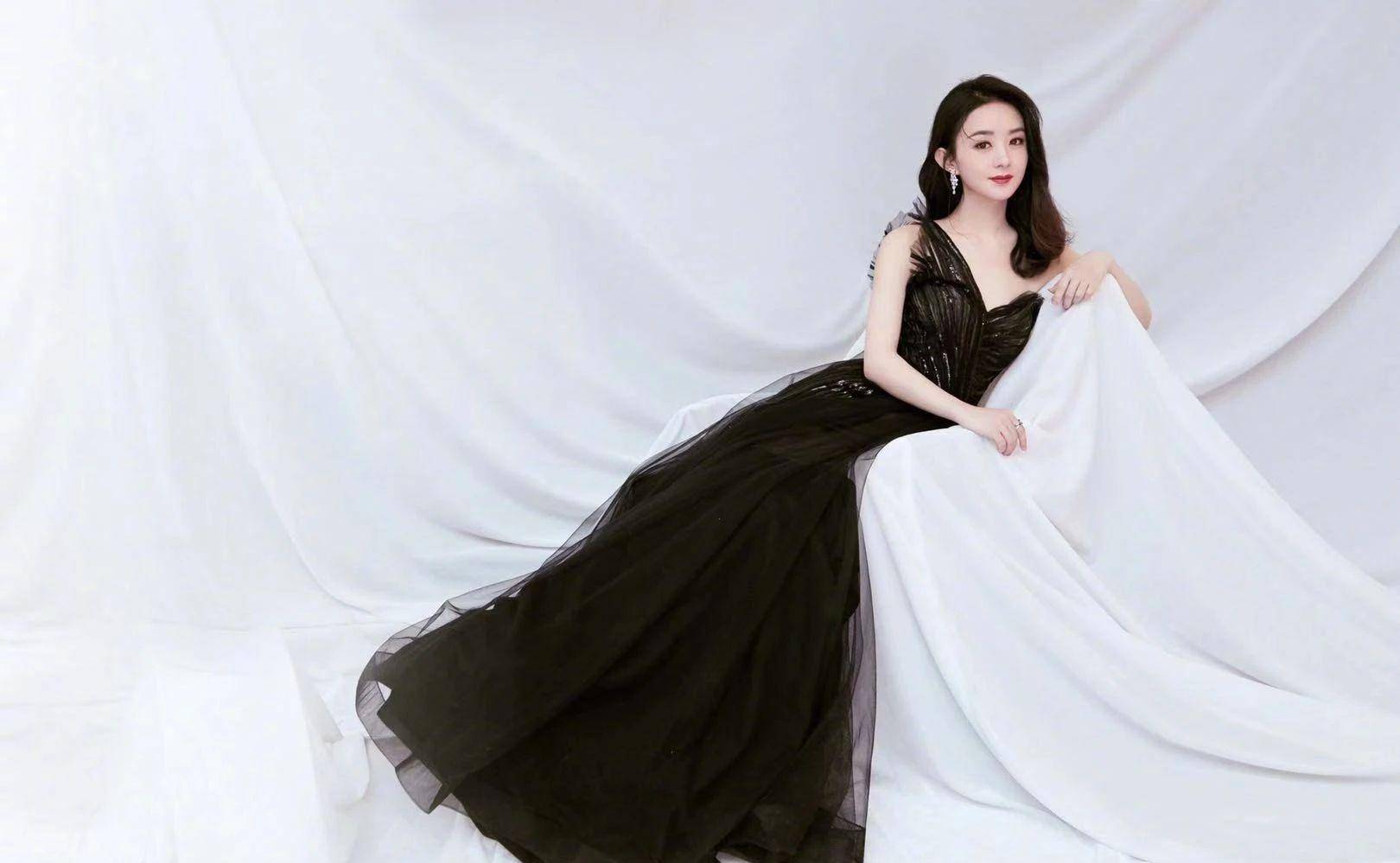 如今的赵丽颖在红毯造型中更偏向于黑色优雅款礼服,更加看重礼裙的