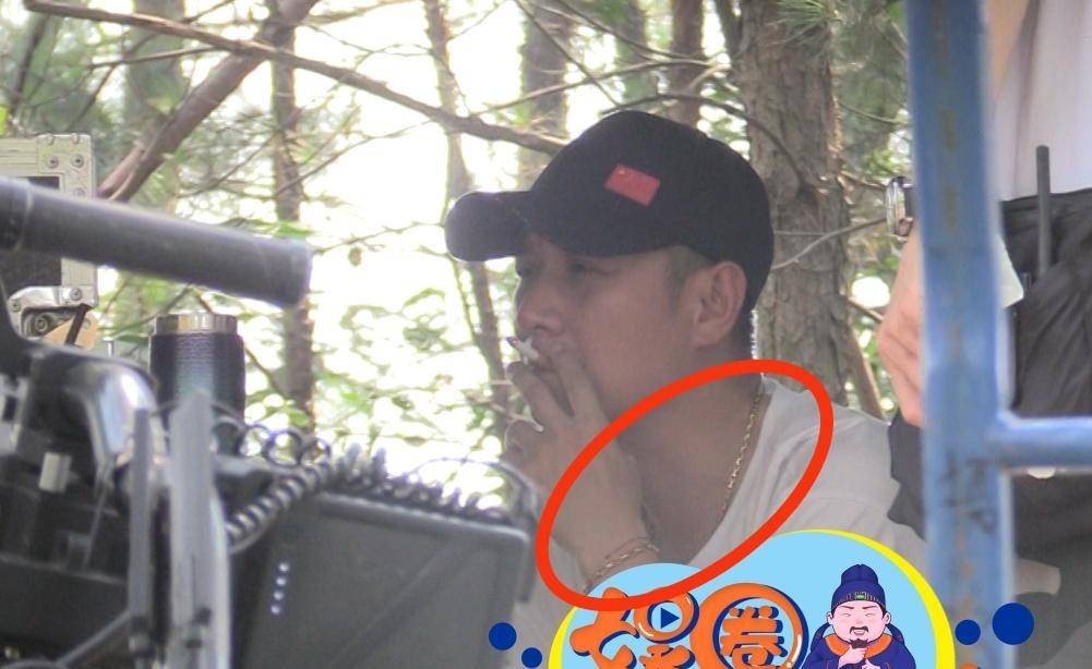 原创37岁文章近况曝光脖子和手腕上大金链子太抢镜片场抽烟好惬意