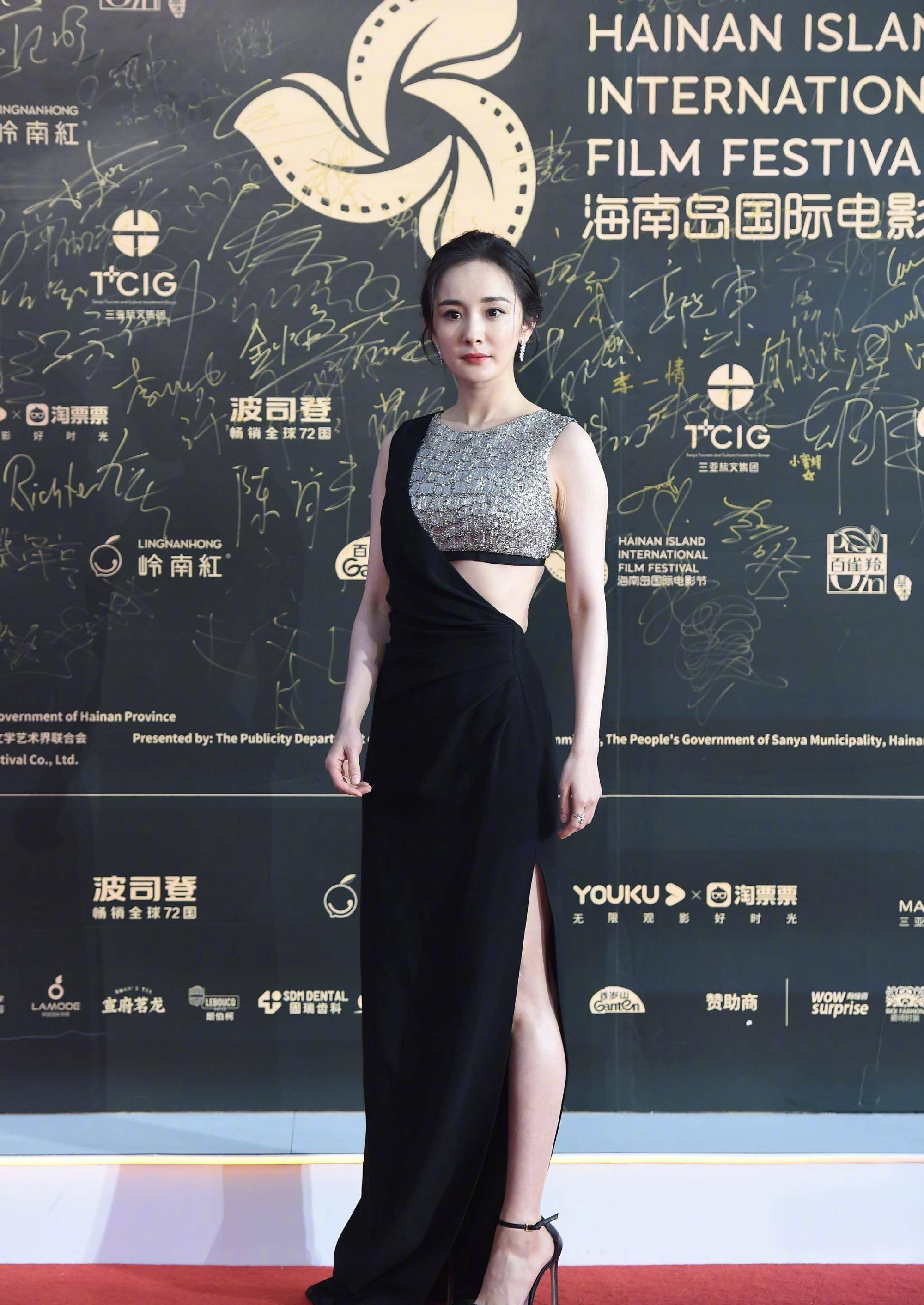杨幂魅力造型曝光,穿黑色紧身衣大秀身材,筷子腿太美了_显得_礼服_一
