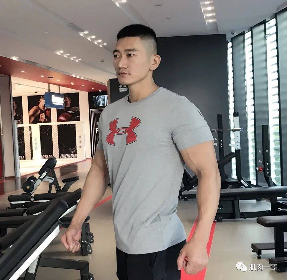 36岁健美冠军拍肌肉大片走红,网友直呼我可以_生活_健身房_巅峰状态
