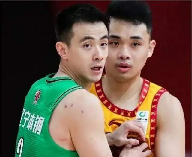 憨憨赵继伟原帅一起在家带女儿两人教1岁小孩打响指小公主看晕