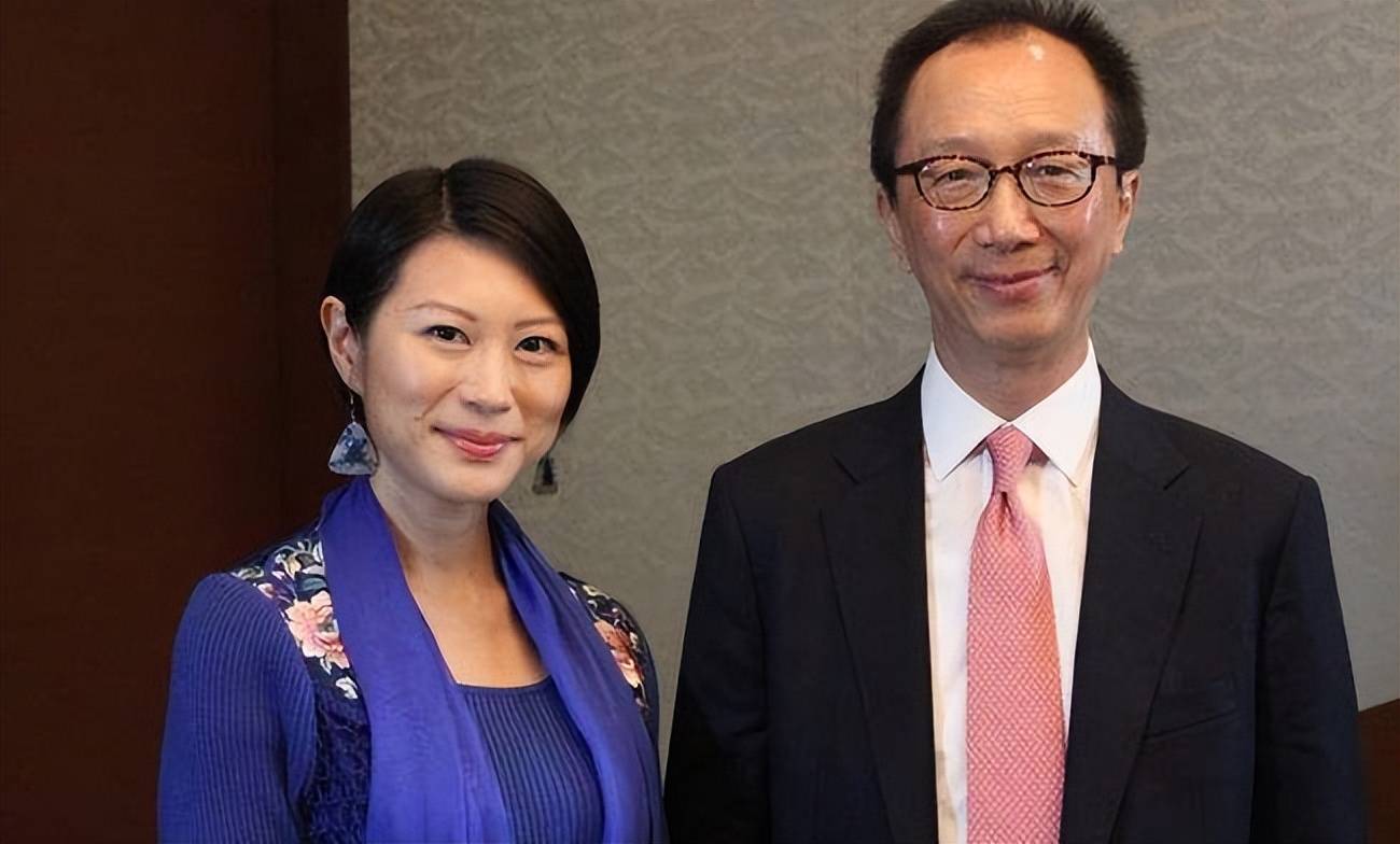 梁锦松出席选举大会，如今身家百亿坐拥娇妻，可惜当年被人搞下台_香港_改革_董先生