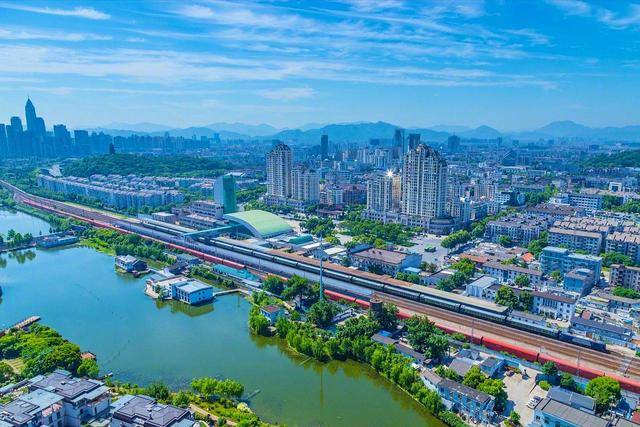江苏沿海最美高铁已贯通，沿途有座低调的海滨城市，比苏杭更推荐