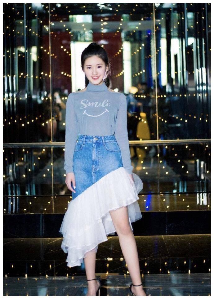 原创赵露思气质太清纯烟灰色毛衣搭配牛仔裙温柔淑女甜美俏皮