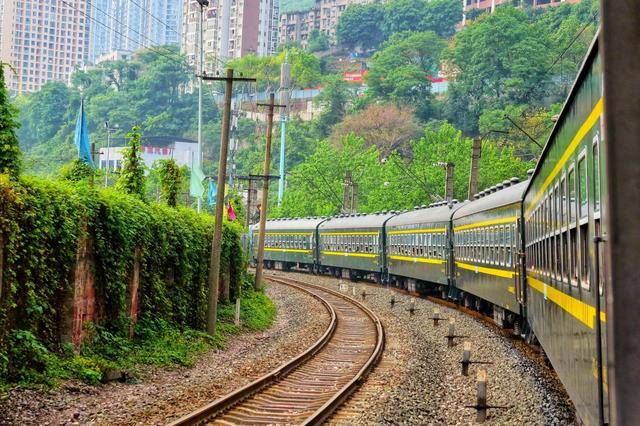 重庆最美慢火车停靠28个站点最低票价只要2块钱还是观光车