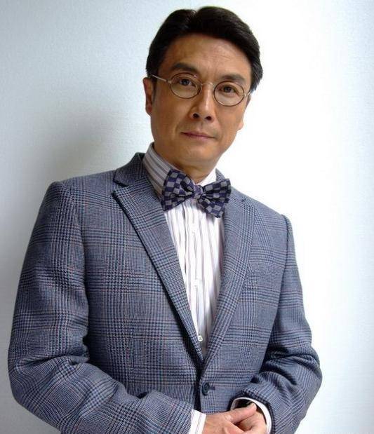 据说刘松仁娶了一个小自己20岁的空姐,名叫苏嘉燕.