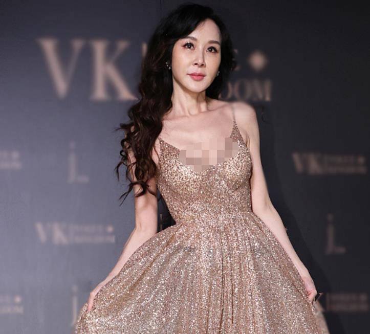 原创52岁萧蔷近照五官移位头大身小鼻孔瞩目极力扮美仍难掩老态