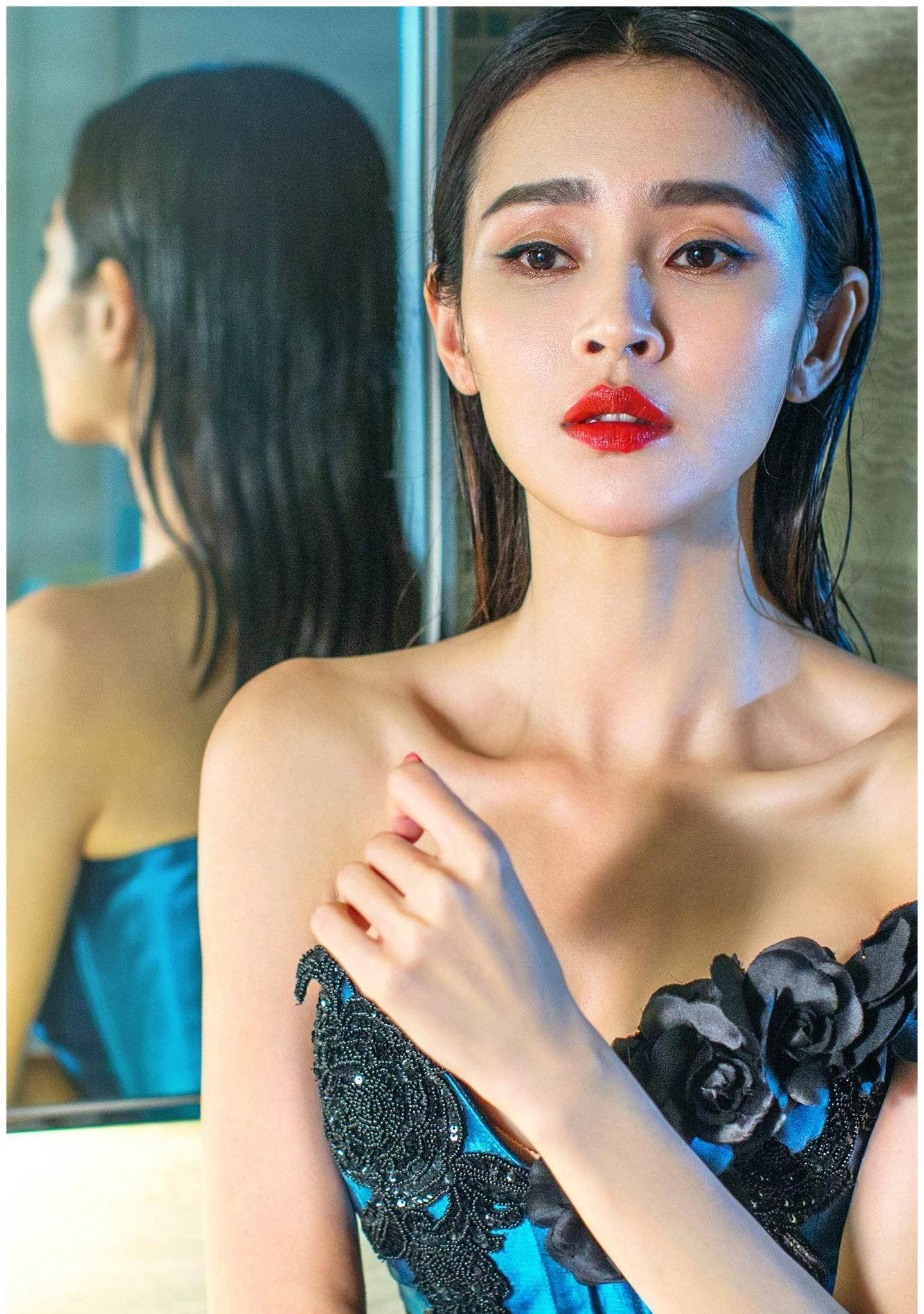 看看几大艺术类院校表演系,每年招生时,人潮涌动的盛况;选秀节目的