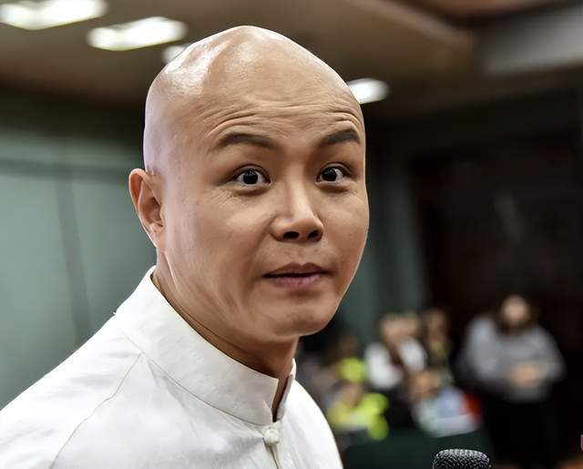 主持人乐嘉近况曝光,身穿白色t恤剃着光头,曾在节目现场耍酒疯_才能