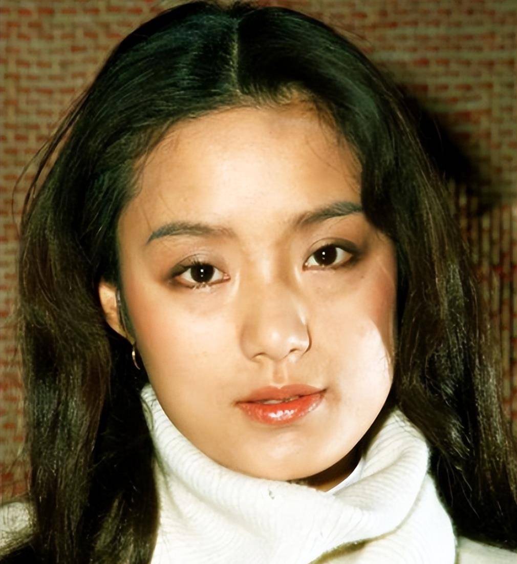 她回到韩国,拍摄了电影《赤道之花》,并一举获得了大钟奖影后.