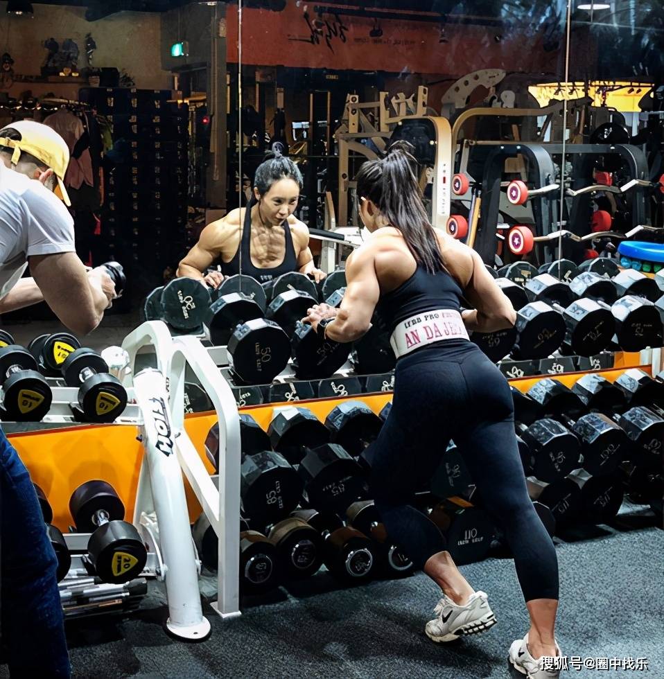 一身精致的肌肉,尤其是背阔肌,极具视觉冲击_健美_训练_体重