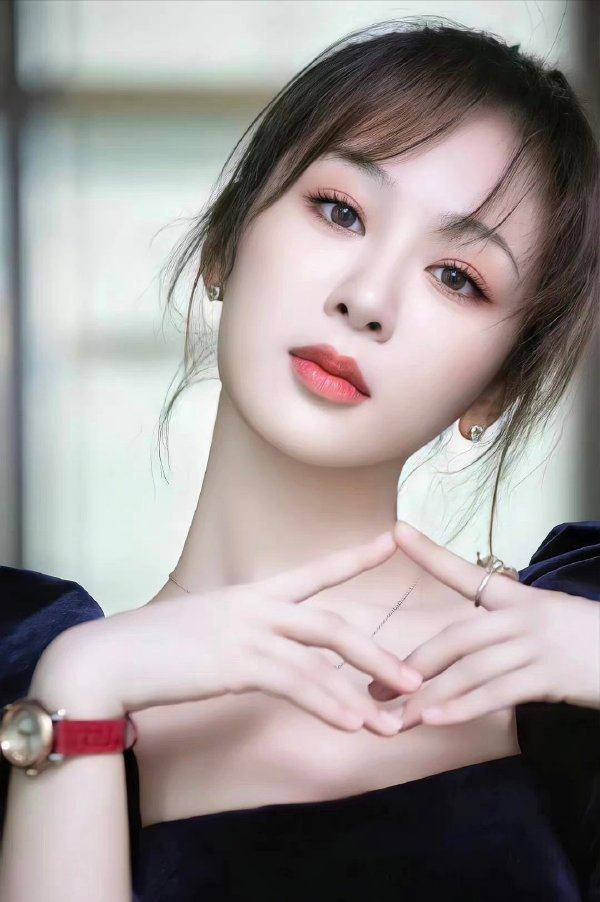 杨紫晒九宫格营养餐清淡有健康水灵灵的大眼睛太抢镜