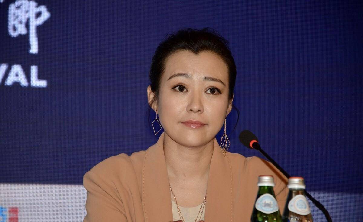 原創郝蕾漫潮封面寫真所以時尚風情與美麗性感只為取悅自己