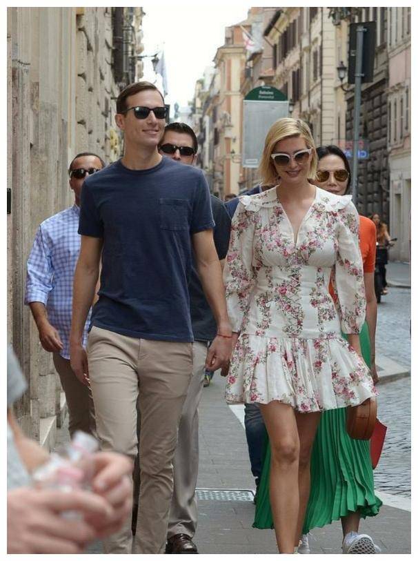 库什纳穿着灰色的t恤,黑色的背心,下半身穿着黑色的休闲裤,带着很真实