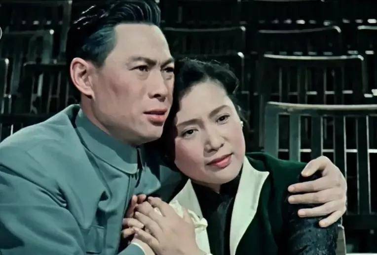 《浪涛滚滚》的表演倒是秦怡自己比较满意的,她在片中演一个水利工地