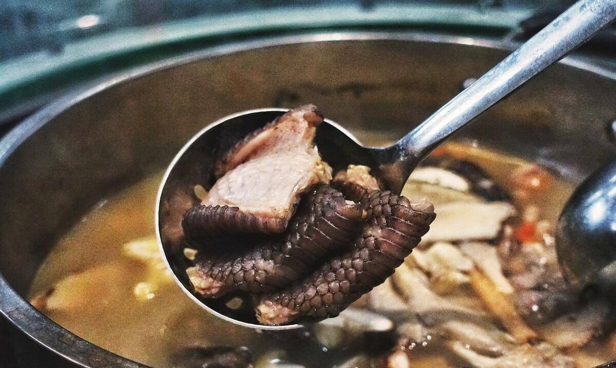 广东人吃蛇,一定选择在室外煮蛇,如此讲究到底为了什么?