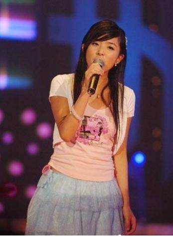 16岁那年还为湖南卫视《超级女声》演唱主题曲《想唱就唱》