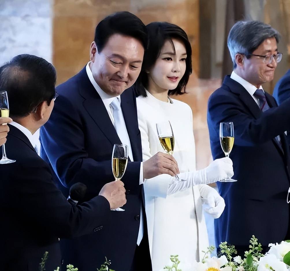 金建希的社交能力强 举起高脚杯与嘉宾干杯 穿高定裙优雅又贵气