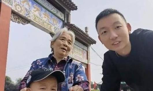 河南家中顶梁柱的郭威,再回江西秒变小baby,与舅舅比赛吃小龙虾_姚策