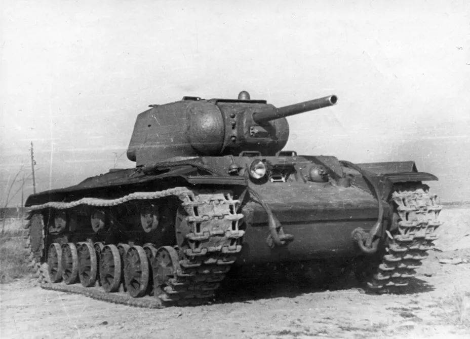 但战斗的结果是惨烈的——面对德国的新型坦克,苏联老式bt7和t26坦克