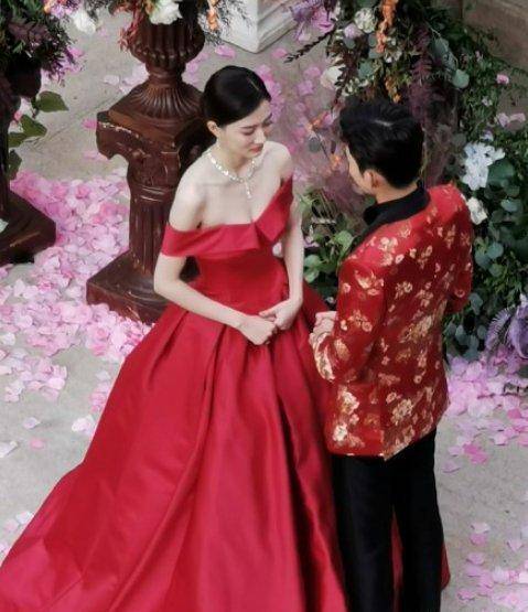 若你安好便是晴天:张翰徐璐结婚戏同穿红色礼服,徐璐肩宽成亮点_刺绣
