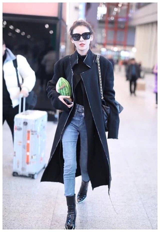 张曦的脸很高,五官很精致,私密的穿着也很有时尚感.