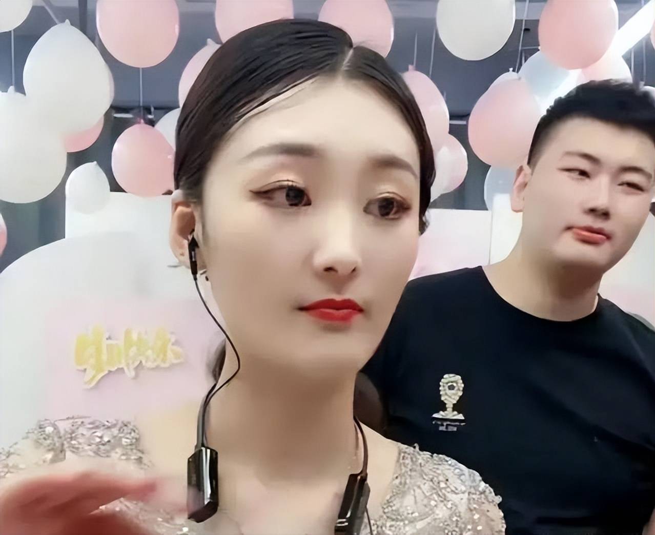 大衣哥女儿朱雪梅唱歌图片