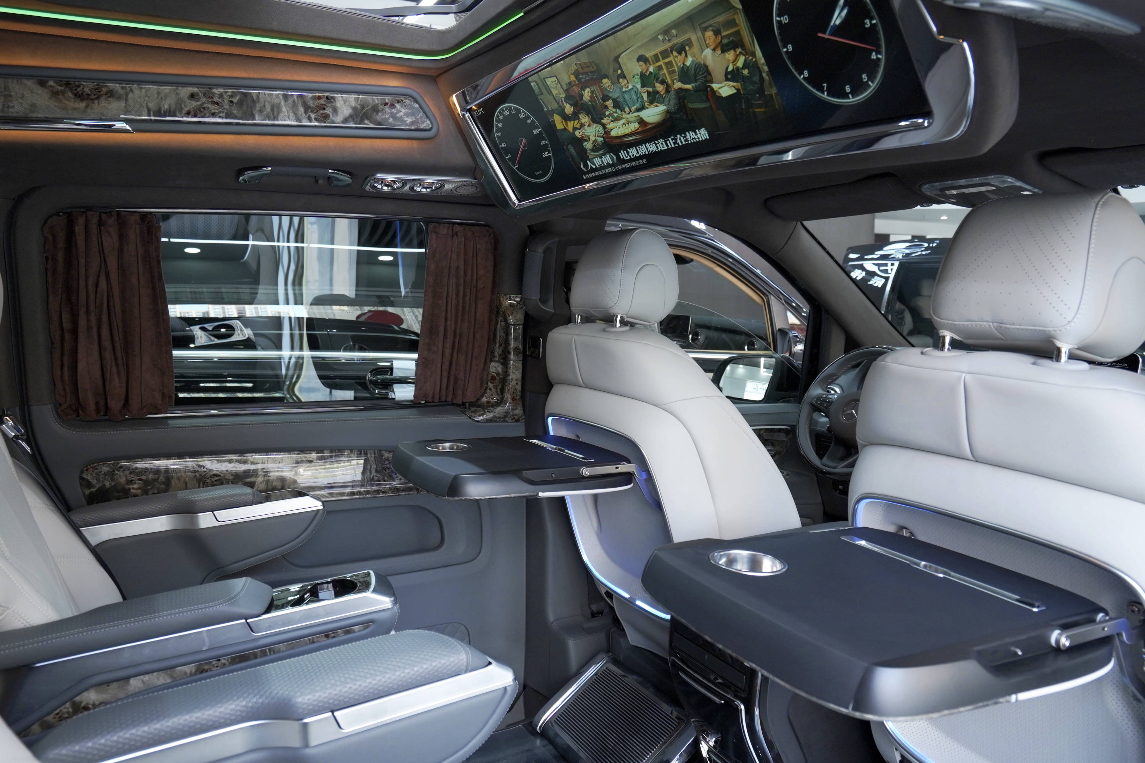 高顶奔驰商务车vs780全新贯穿式扶手箱内饰年轻科技感十足