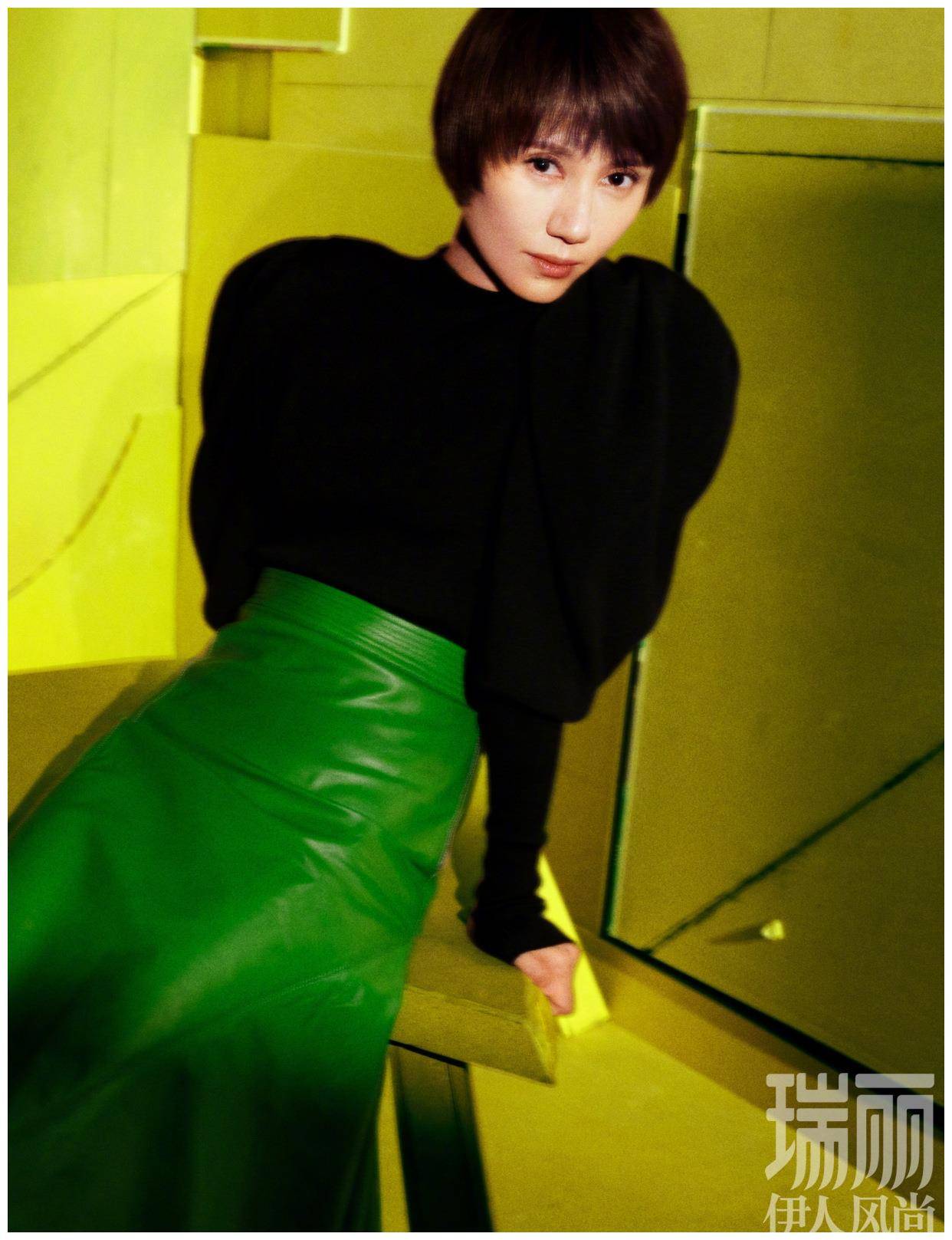 原创袁泉终于突破自我黑色廓形毛衣配森林绿皮裙42岁最美的模样