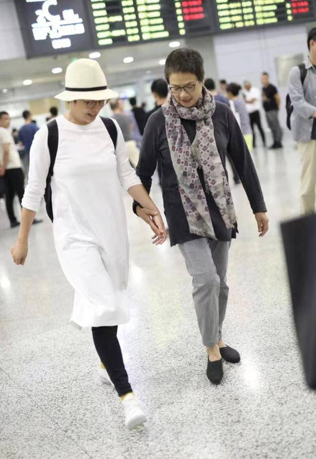 蒋雯丽与姐姐牵手现身机场,两人长得真像,穿搭却暴露年龄差