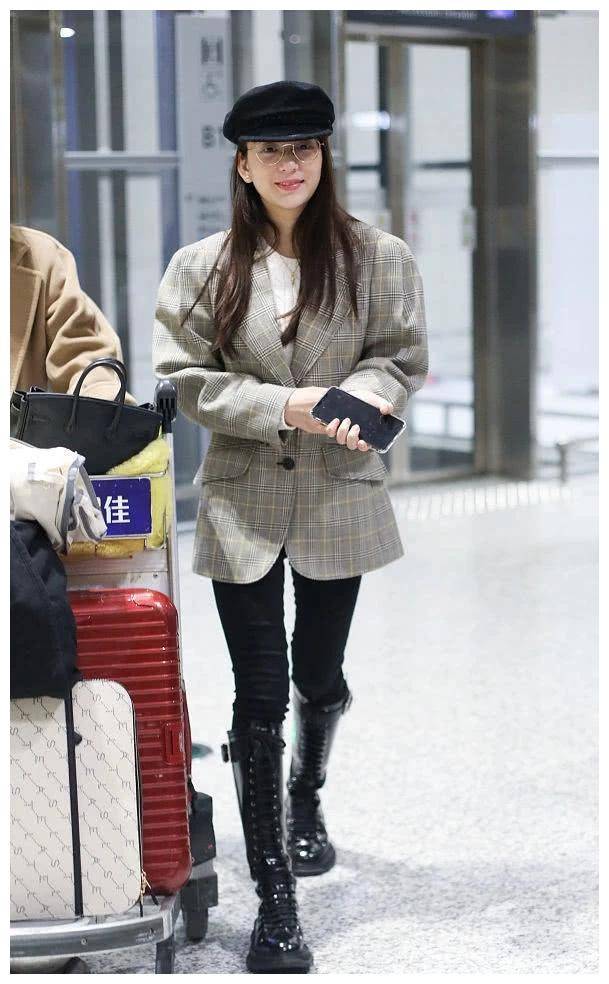 方媛衣品惨遭滑铁卢!泡泡袖西装完全撑不起,终于信你身高155了