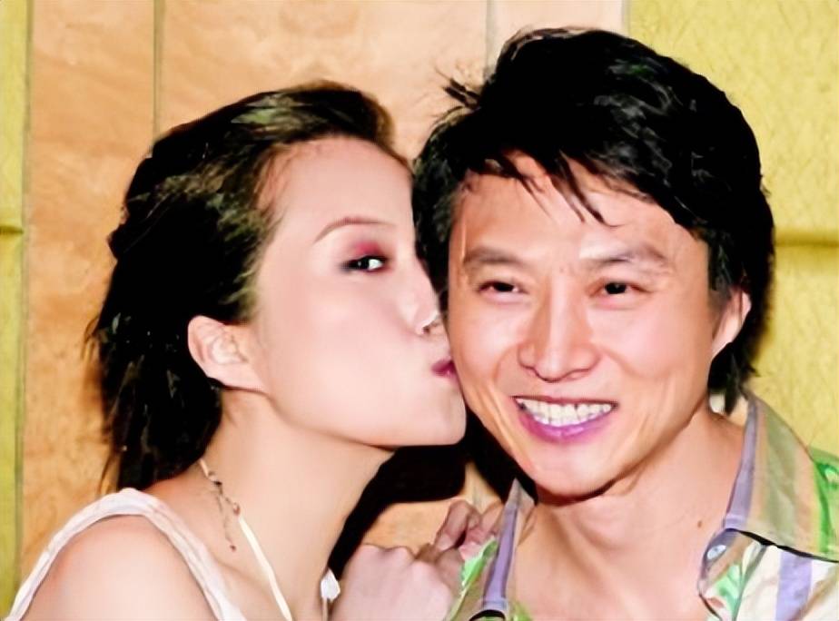 两人在加拿大刚呆了一年,倪震就和社交名媛姚乐碧传出了绯闻