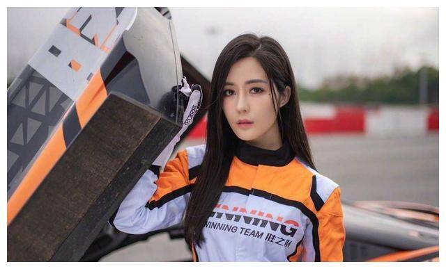 原创汤晶媚化身女赛车手亮相穿橙色赛车服配长直发真的又飒又a
