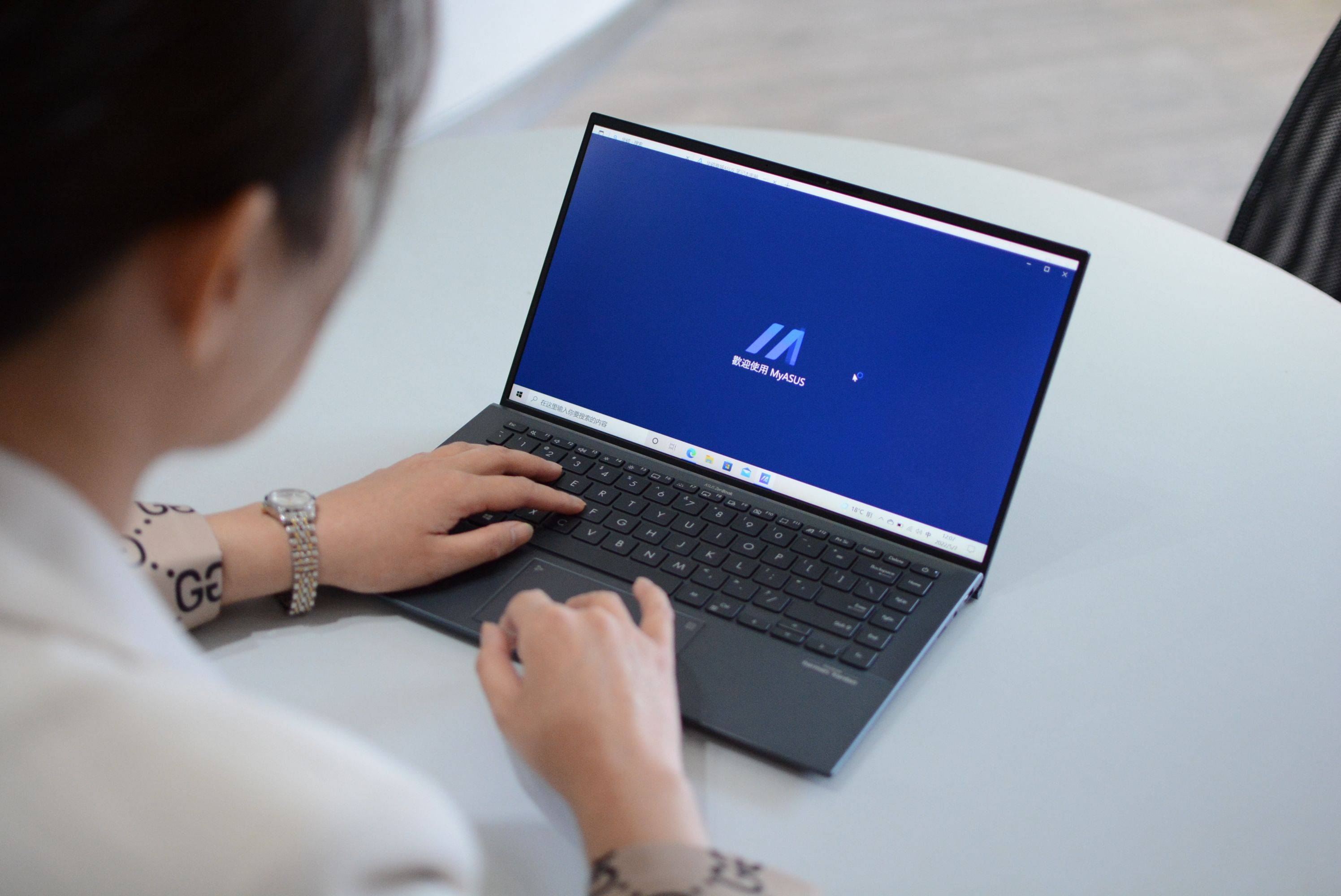 的外观质感也是相当不错,高端范儿十足,是我用过最轻的14寸笔记本电