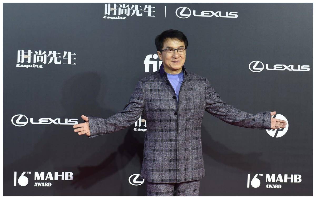 成龙还穿着格子花纹的西装.