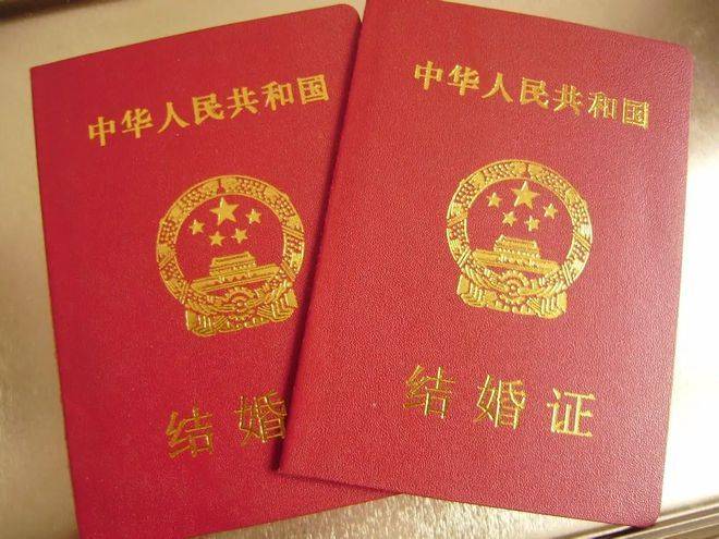 解除了婚姻关系,结婚证虽然不会被收回,但是会加盖作废和注销的印章。资料图妻子支取亡夫6万元存款遭银行