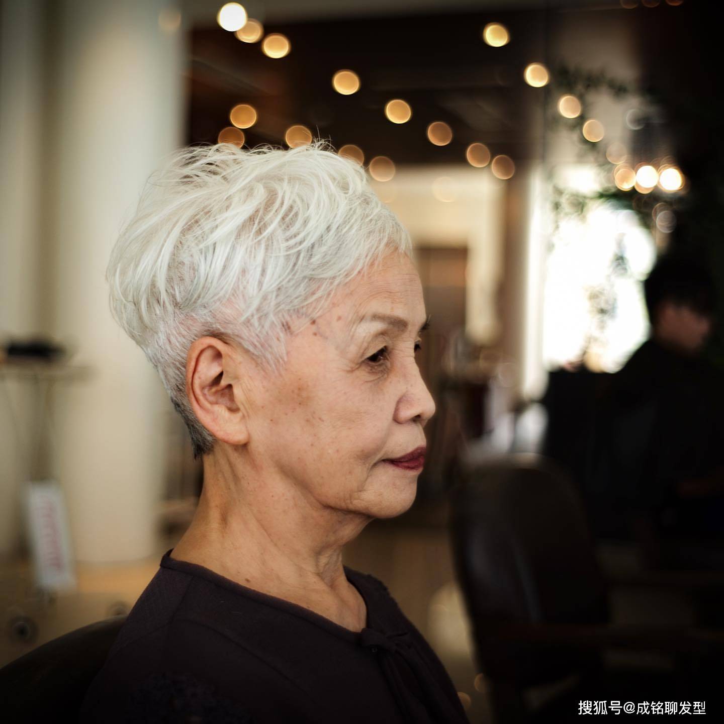 中老年女性发型别乱剪，露耳短发最适合，即使头发花白也很美 - 哔哩哔哩