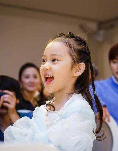 原创8岁甜馨登舞台表演钢琴独奏淡定优雅有气质现场热闹围观拍照