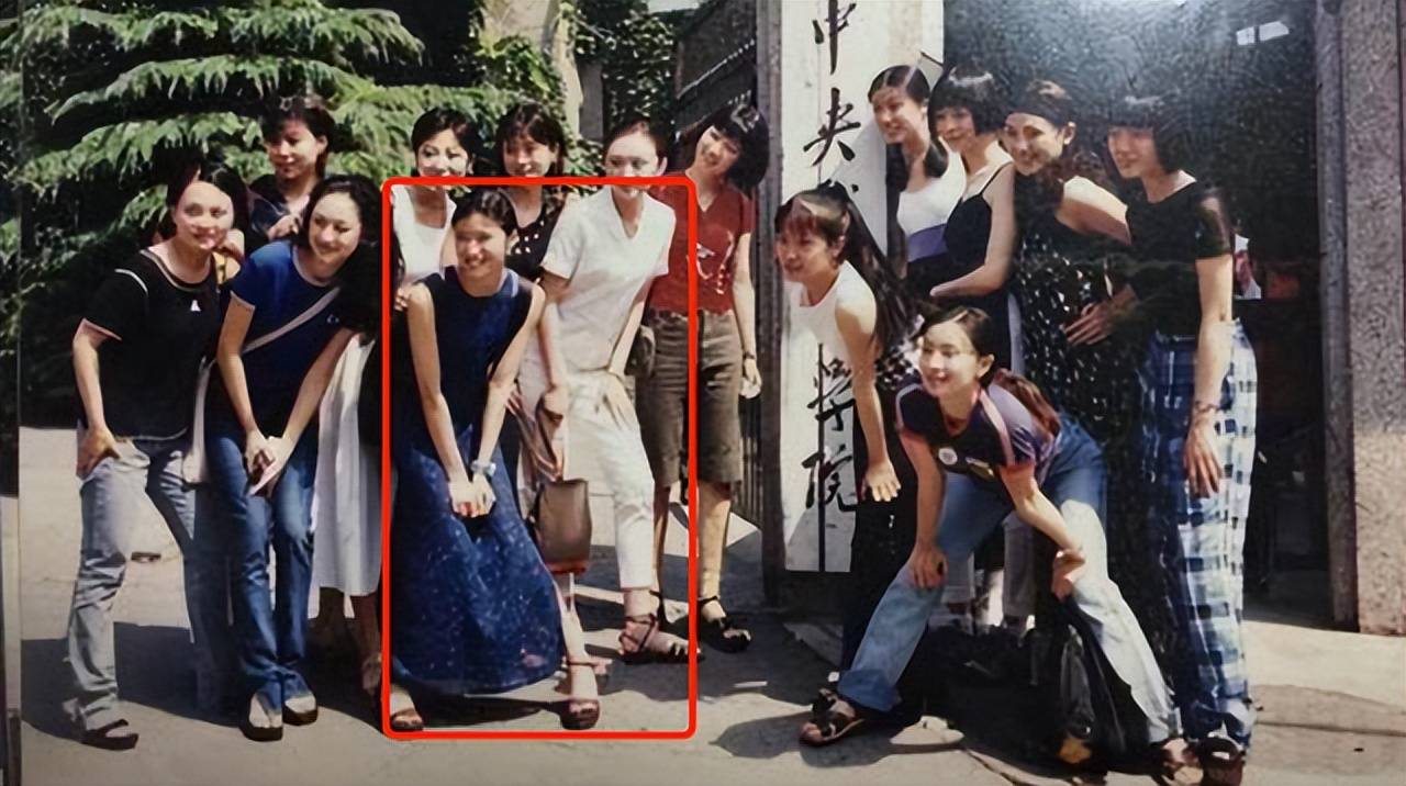 《猴吃西瓜》,顺利敲开了中戏的大门,和陶虹,段奕宏成为同班同学