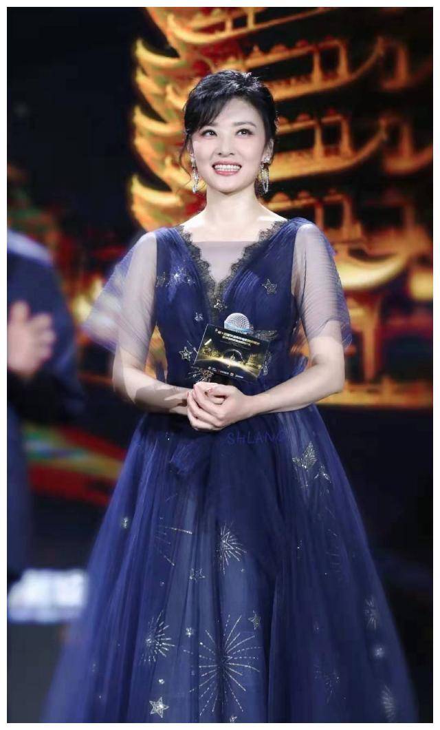 原创周涛主持声临其境穿搭亮眼一袭深色长裙好优雅51了依旧美