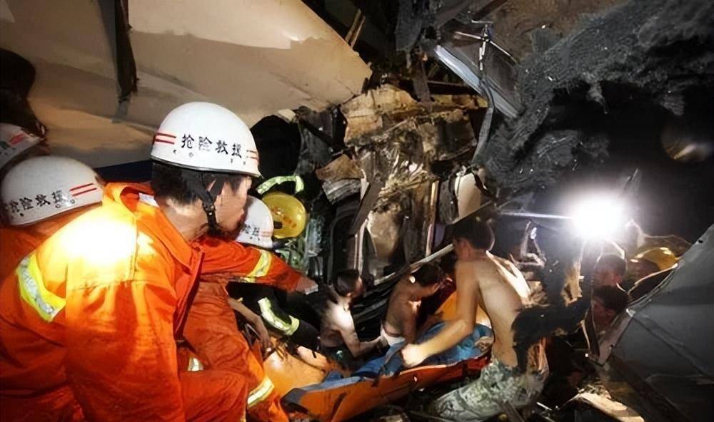 原创11年前温州动车事故中失去父母幸存下来的小伊伊如今怎么样了