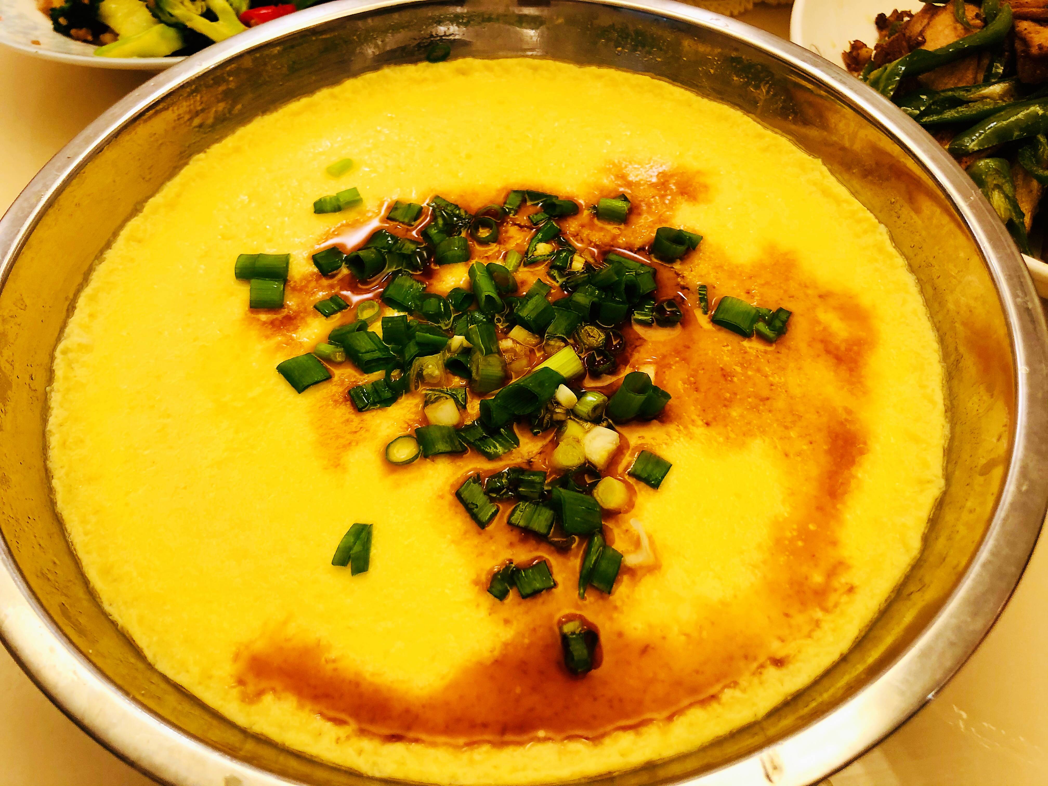 最后一道菜是【蒸芙蓉蛋】,准备2个鸡蛋,加入适量盐打散,加入1:1的